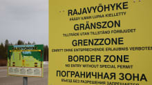 Sallan raja-asemalla seisovassa kyltissä muistutetaan monella kielellä, että pääsy rajavyöhykkeelle ilman lupaa on kielletty.