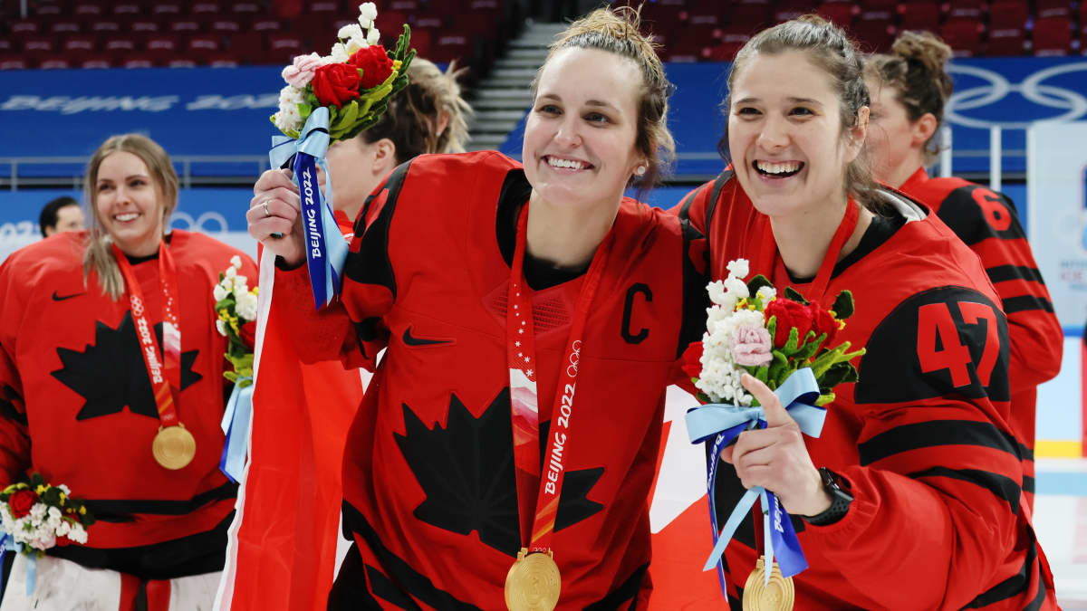 Marie-Philip Poulin ja Jamie Lee Rattray juhlivat olympiakultaa Pekingissä.