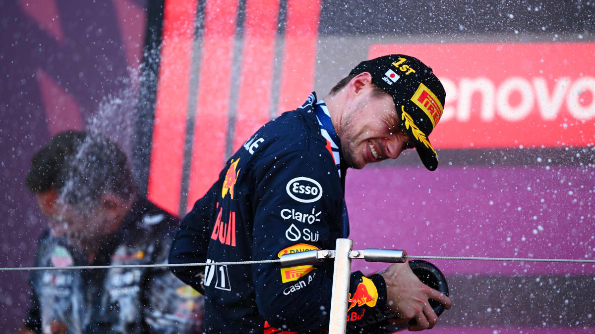 Max Verstappen juhlii Japanin GP:n voittoa.