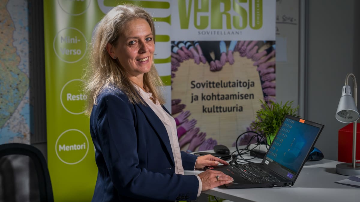 Naapuruussovittelun keskuksen päällikkö Pia Slögs katsoo kameraan