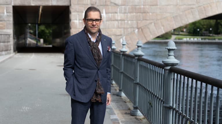 Mies, Matti Airaksinen, poseeraa ulkona.