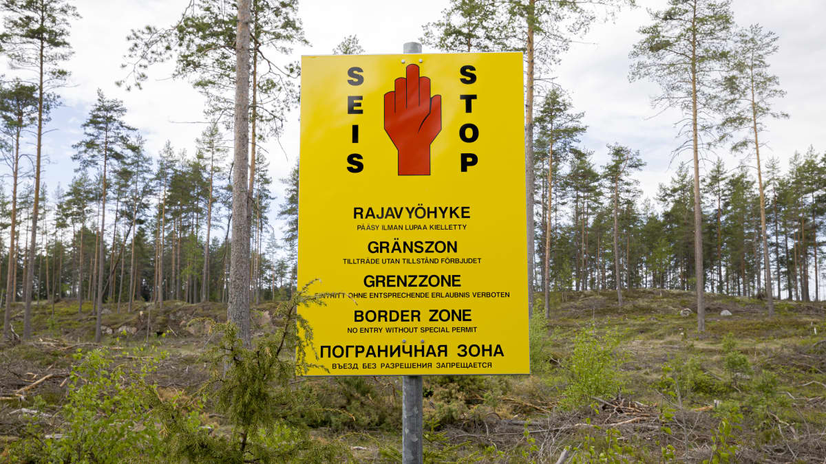 Rajavyöhykkeestä varoittava kyltti metsän reunassa Kurkelan kylässä Virolahdella.