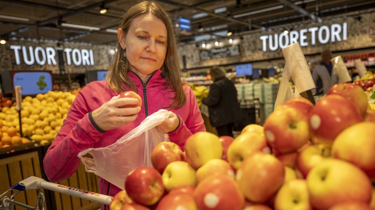 Elisa Kallunki valitsee omenia.
