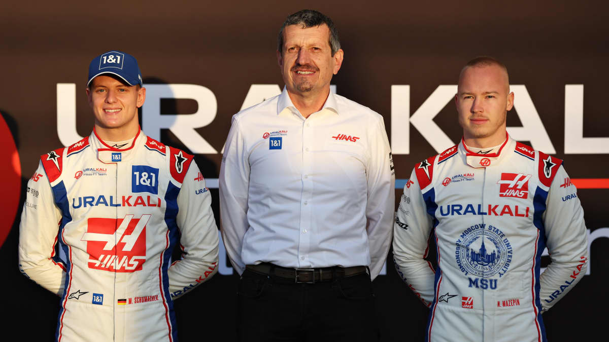 Günther Steiner (kesk.), Mick Schumacher (vas.) ja Nikita Mazepin poseerasivat F1-talli Haasin promootiokuvissa helmikuussa 2022. 