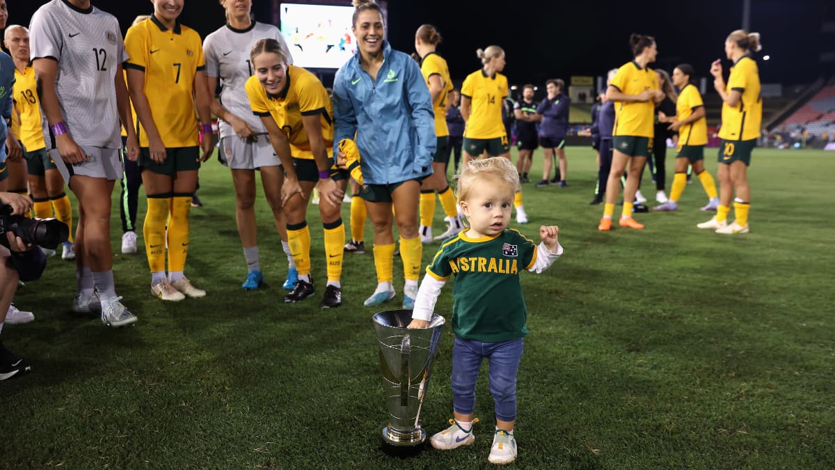 Katrina Gorryn tytär tarkastaa pokaalia Australian ja Jamaikan välisen Cup of Nations -ottelun jälkeen.