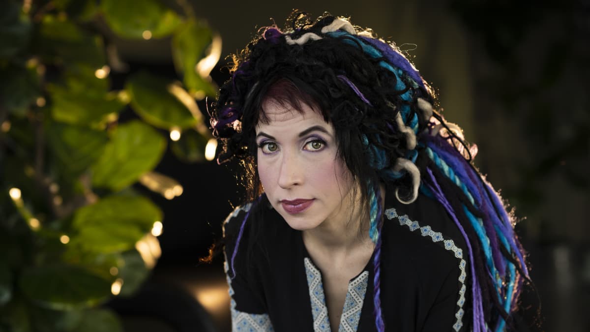 Sofi Oksanen hotellissa.