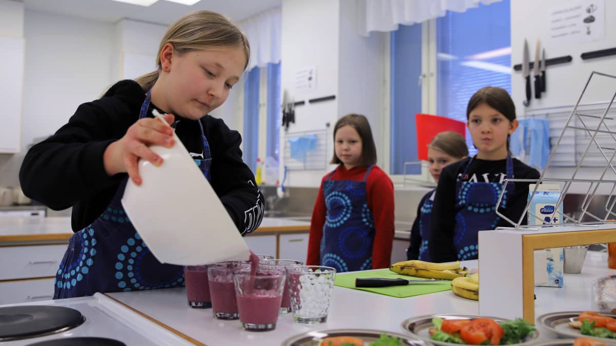 Savonlinnalainen Vera van Riel smoothien teossa