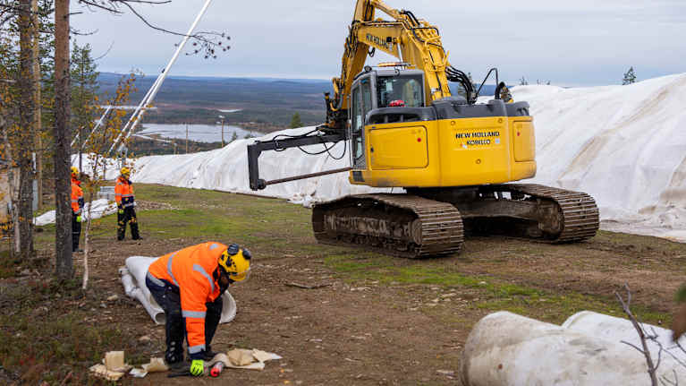 A machine opens insulation accordion mats on Levirinne.