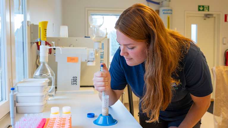 Saara Silén testar havre i ett laboratorium i Ingå hamn. 