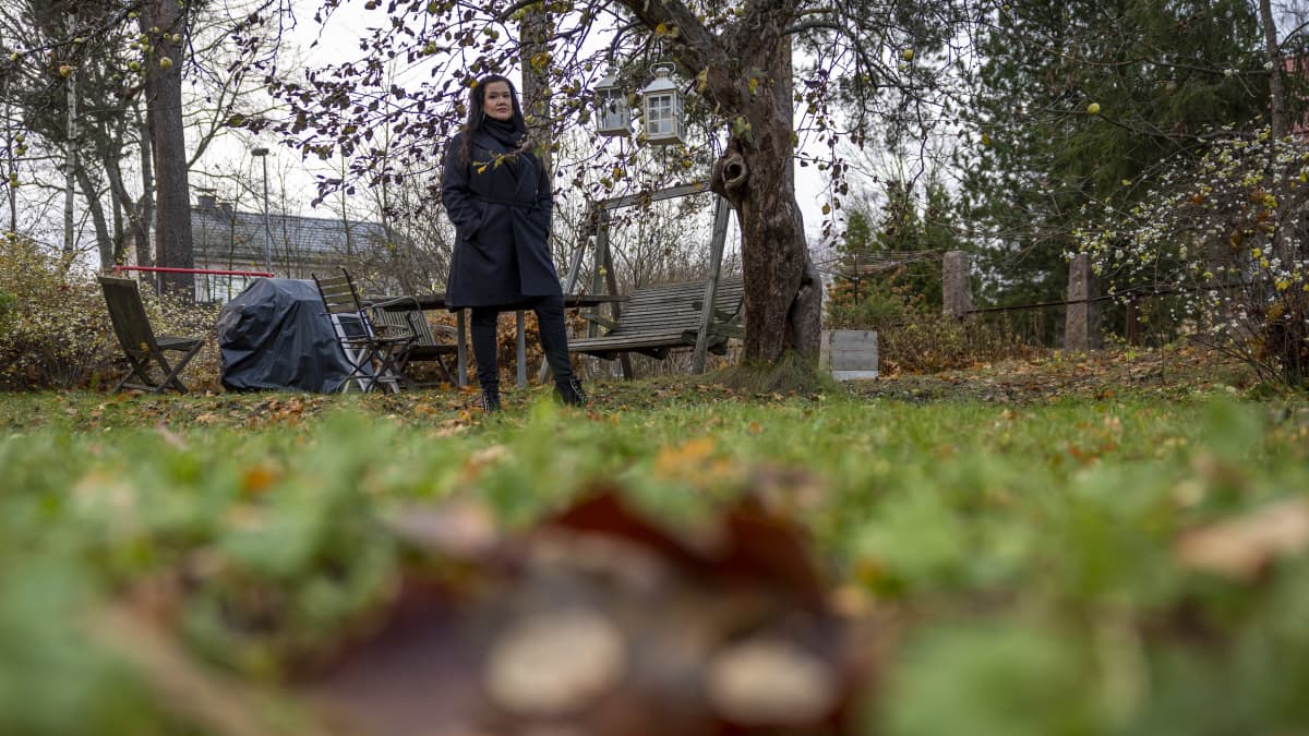 Anna Rinta-Jyllilä omenapuun alla kotipihallaan