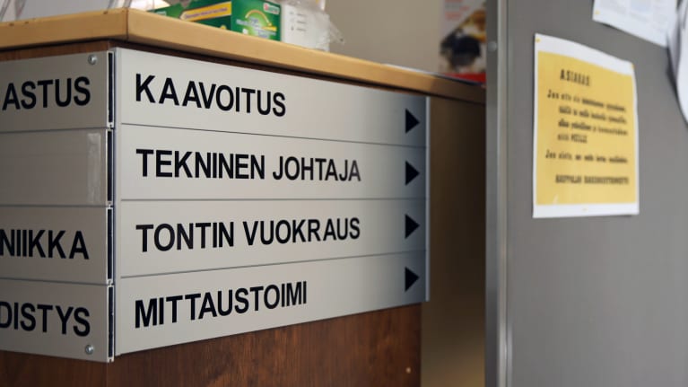 Kaavoituksen, teknisen johtajan, tontin vuokrauksen ja mittaustoimen kyltit virastotalo Kanttilassa Pieksämäellä.