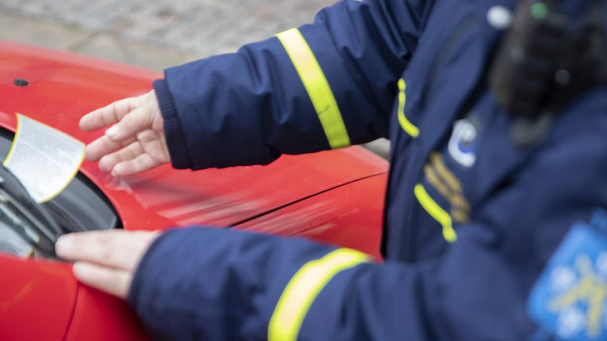 Pysäköinninvalvoja työssään.
