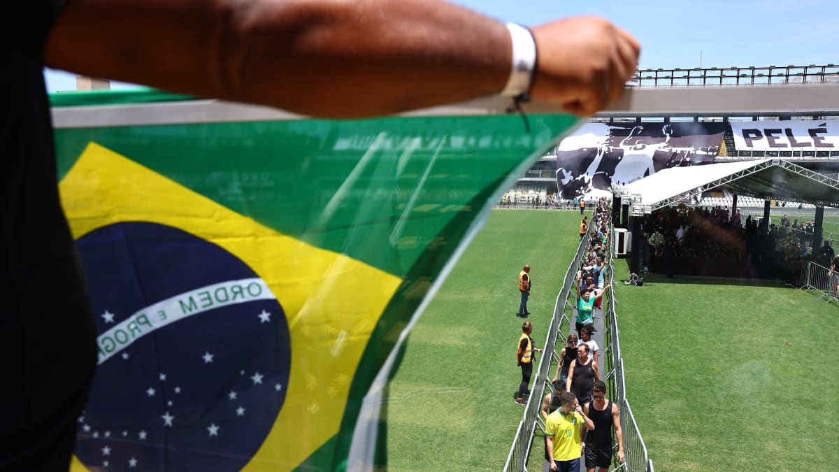 Torstaina kuolleen jalkapallolegenda Pelen arkku asetettiin Urbano Caldeira -stadionin kentän keskelle.