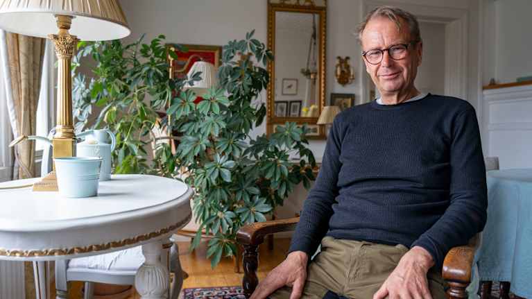 Christian Strömberg i sitt vardagsrum i Ingå. 