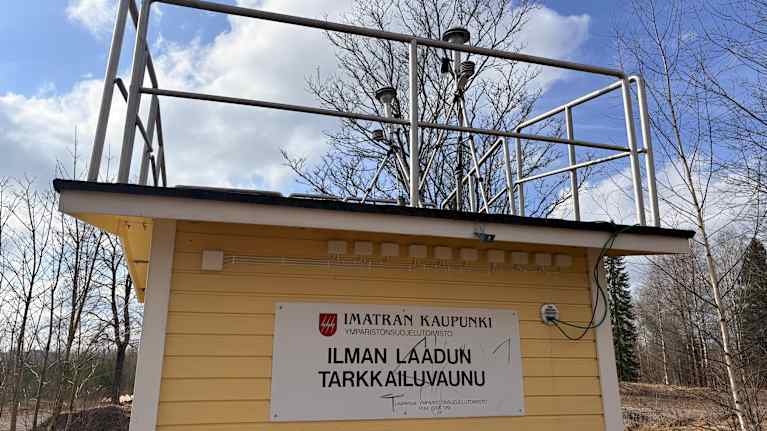 Imatran ilmanlaadun tarkkailuvaunu mittaa ilmanlaadun muutoksia keväisessä maisemassa.