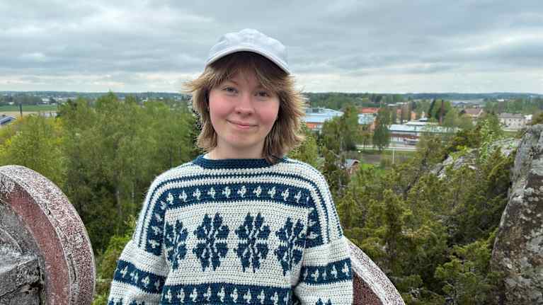 Ellen Mattus uppe på Grannasberget i Vörå. Hon tävlar i Skogsnöten 2026.
