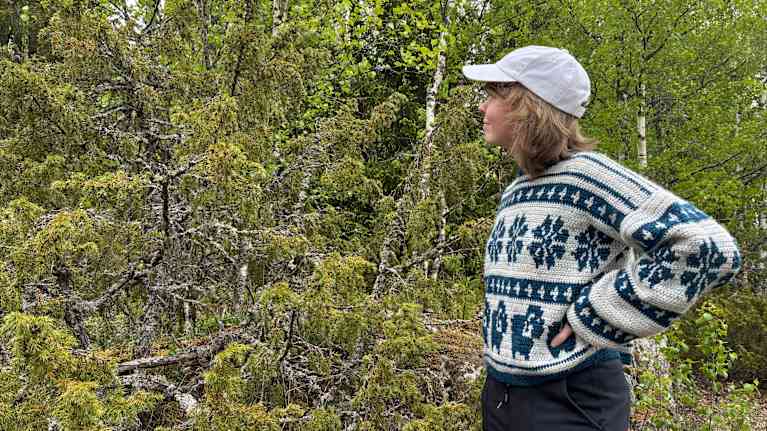 Ellen Mattus uppe på Grannasberget i Vörå. Hon tävlar i Skogsnöten 2026.