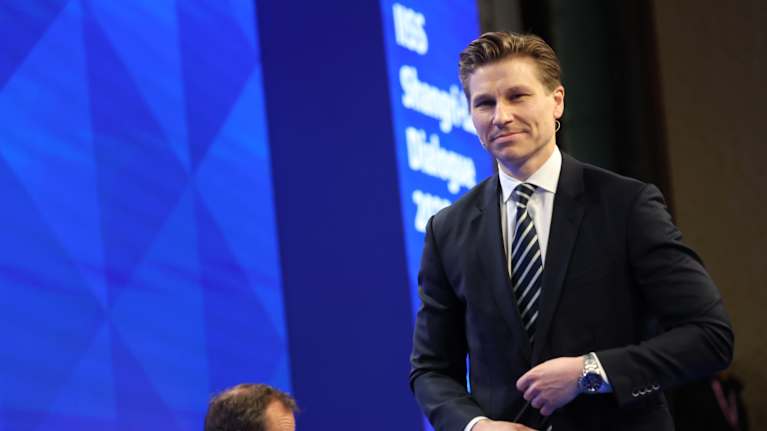 Antti Häkkänen w ciemnym garniturze.