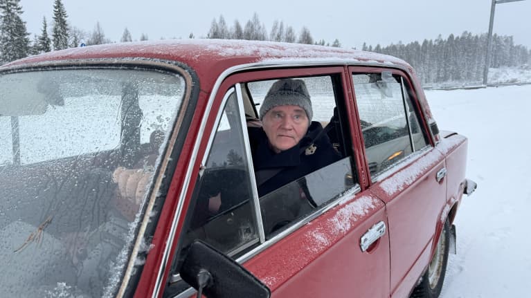 Mies autossaan talvella.