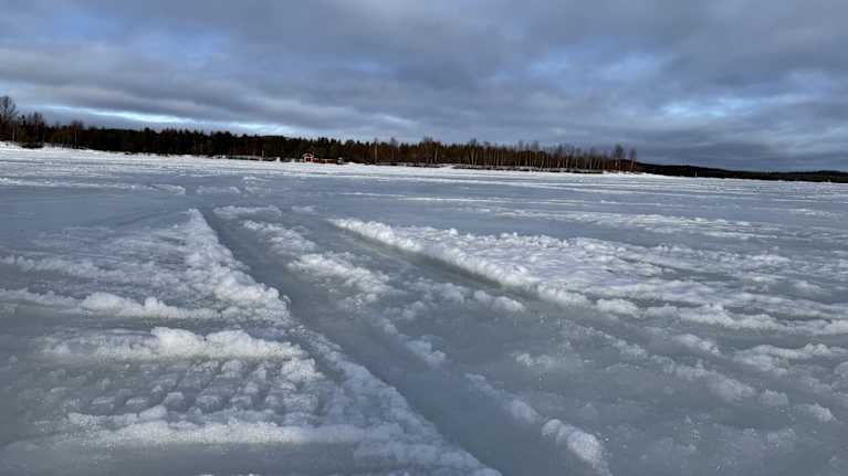 Sulanut lumi Inarijärven jäällä 26.2. 2025 Inarissa Juutuanvuonossa.