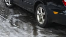 Auto jäisellä tiellä