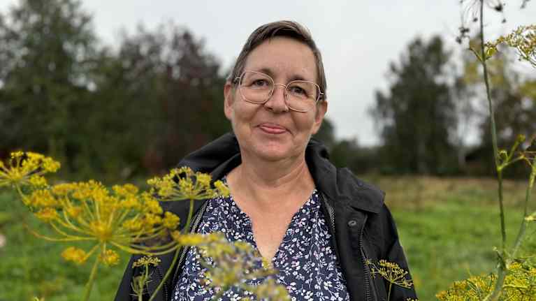 Ulrica Taylor bland dill och andra kryddblommor.