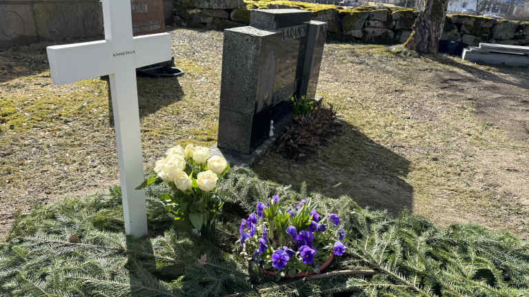 Ilkka Kanervan hauta Lokalahden kirkkomaalla.