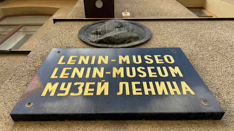 Lenin-museon laatta ja Lenin-reliefi ovat talon rapatussa ulkoseinässä