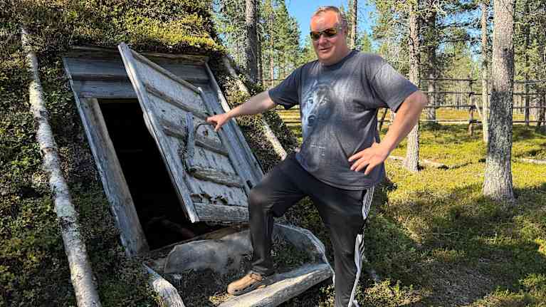 Uule-Niiles Sara esittelee turvekotaa Saariselällä.