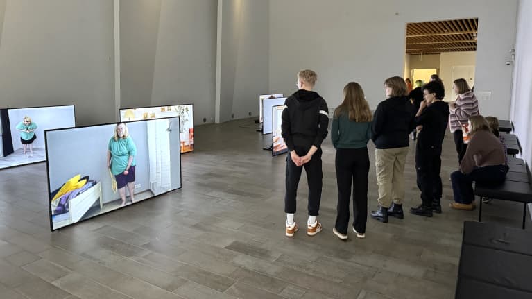 Näyttelyvieraat katsovat Iiu Susirajan taidetta Wäinö Aaltosen museossa Turussa.