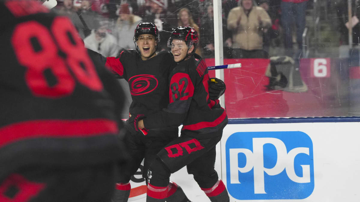 Teuvo Teräväinen ja Jesperi kotkaniemi juhlivat maalia.