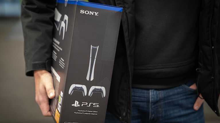 Kai Keinänen osti Sony Playstation 5-pelikonsolin Tammiston Gigantista Black Friday-päivänä.