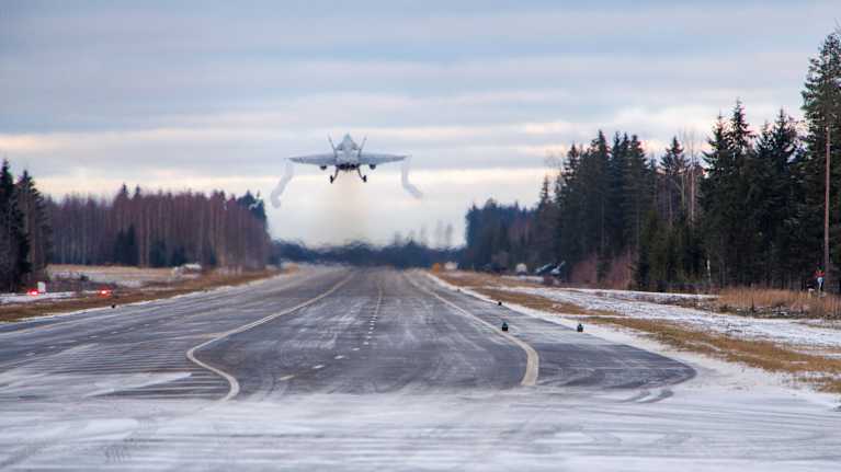 Suomen Ilmavoimien F/A-18 Hornet suorittamassa laskuharjoitusta Hiirolan maantietukikohdassa.