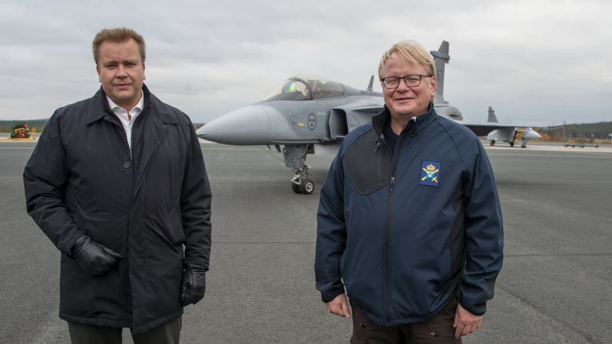 Puolustusministeri Antti Kaikkonen ja Ruotsin puolustusministeri Peter Hultqvist Lapin lennostossa Rovaniemellä