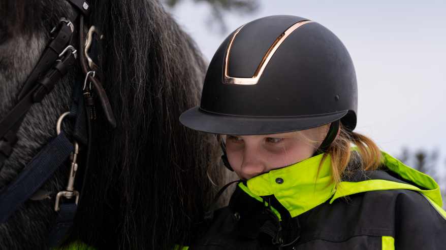 Nepsynuori taluttaa hevostaan terapiatunnilla.
