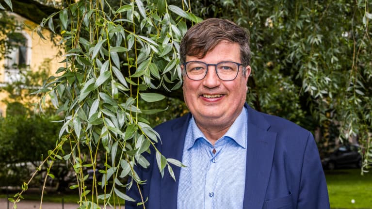 Työministeri Arto Satonen katsoo puolikuvassa kameraan.