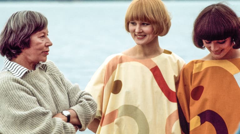 The founder of Marimekko, Armi Ratia, with a clothing model. Photo: Antero Tenhunen / Yle