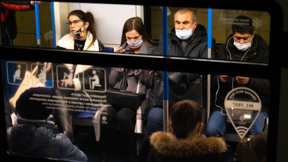 Ihmisiä Moskovan metrossa.