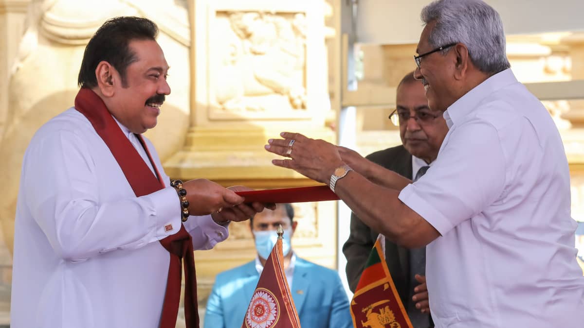 Mahinda Rajapaksa ja Gotabaya Rajapaksa Mahindan vannoessa pääministerin valan