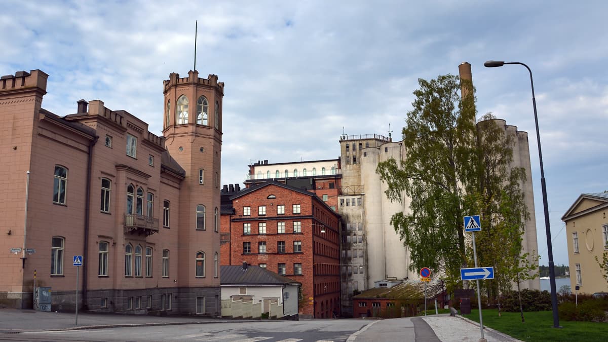 Landshövdingens forna residens och silorna i Vasa.