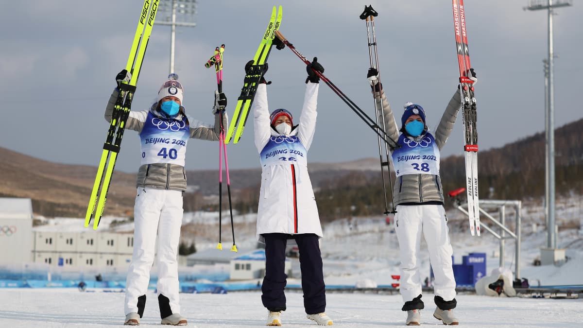Therese Johaug (keskellä) voitti myös toisen naisten hiihtomatkan Pekingissä. Kerttu Niskaselle (vas.) hopeaa ja Krista Pärmäkoskelle pronssia.