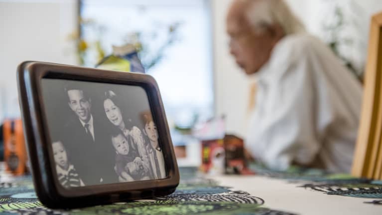 Tran Minh Canh silittää käsissään kookospähkinän puolikasta. Sileäksi hiottu kulho oli lautanen saarella, jonne perhe haaksirikkoutui 40 vuotta sitten, ennen saapumista Suomeen.