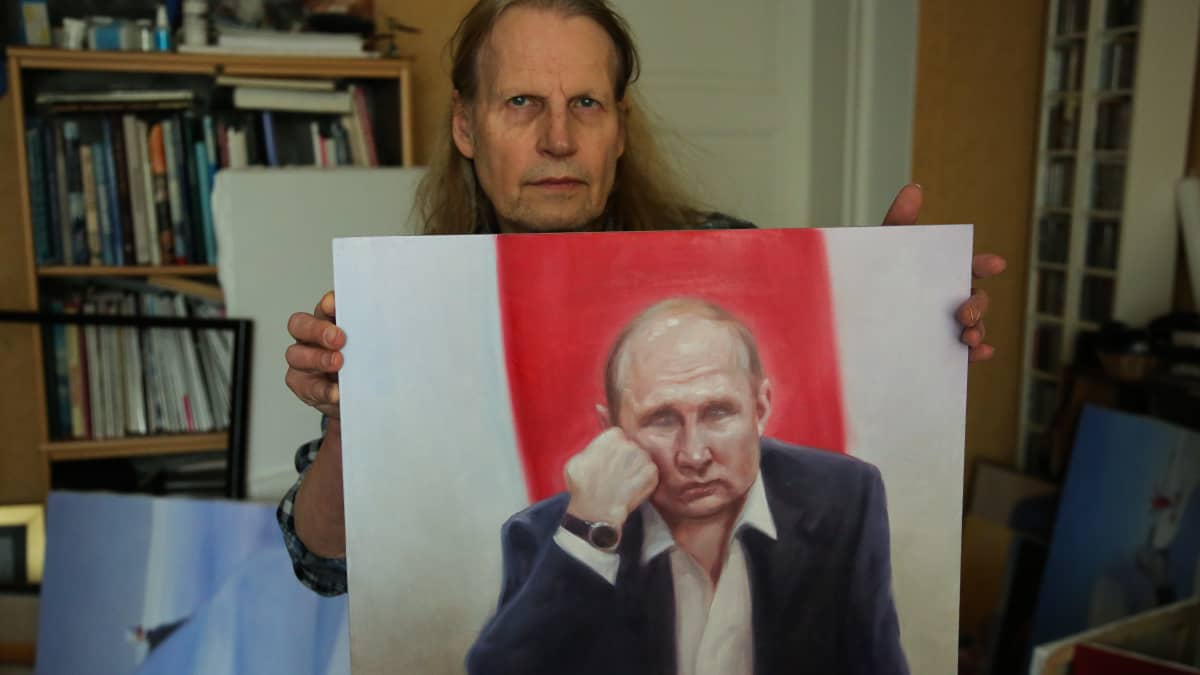 Kuvataiteilija Kaj Stenvall esittelee maalaustaan Putinista 2022