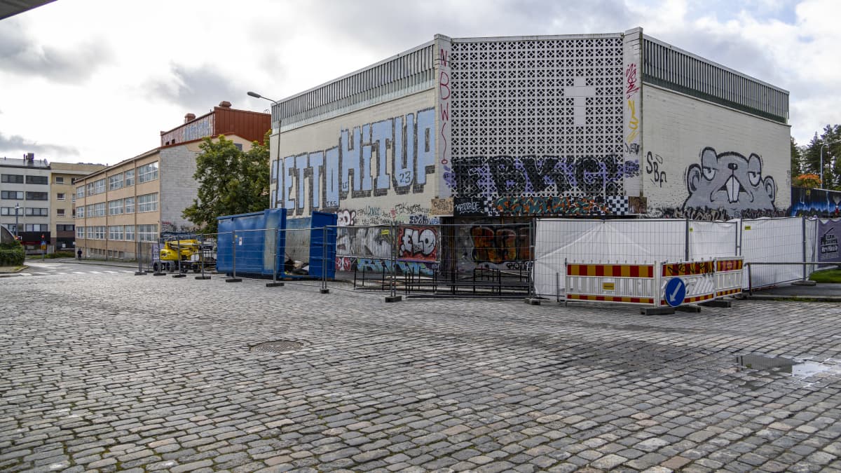 Graffittien täyttämä entinen Jyväskylän helluntaitemppeli.
