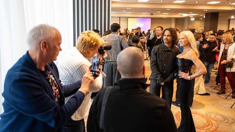 Kuvaajat kuvaavat miestä ja naista.