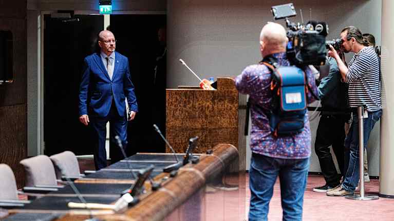 The photographer points his camera at Timo Wernanen.