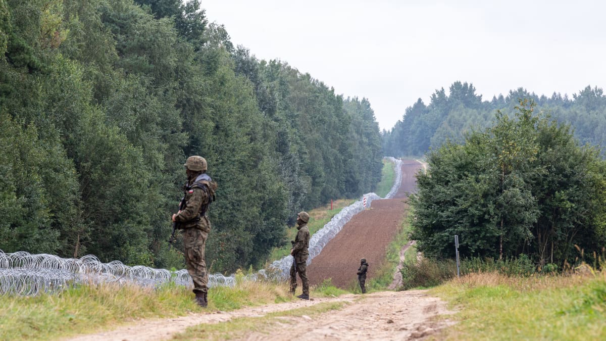 Puolan armeija vartioi Puolan ja Valko-Venäjän rajavyöhykkeellä.