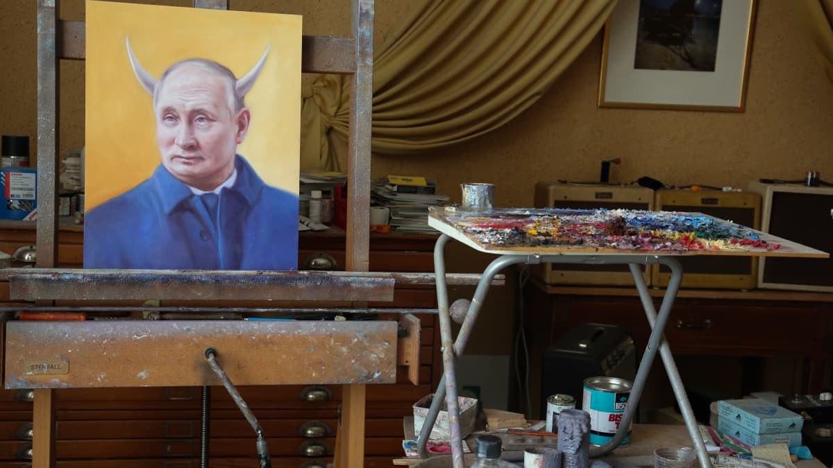 Sarvipäinen Putin Kaj Stenvallin maalaustelineellä