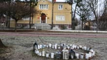 Venäjän konsulaatti Maarianhaminassa. Edessä ukrainalaisten tueksi tuotuja kynttilöitä 