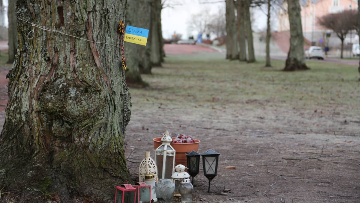 Slava Ukraini -lippu ja Ukrainan tueksi tuotuja kynttilöitä Venäjän Maarianhaminan konsulaatin edessä.